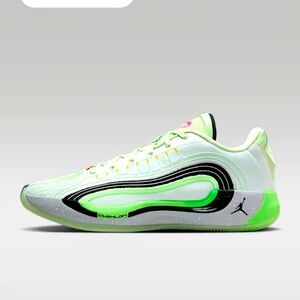 NWT Air Jordan Mint Green and Black Sneakers Air Zoom Luka 4!
In Original Box!